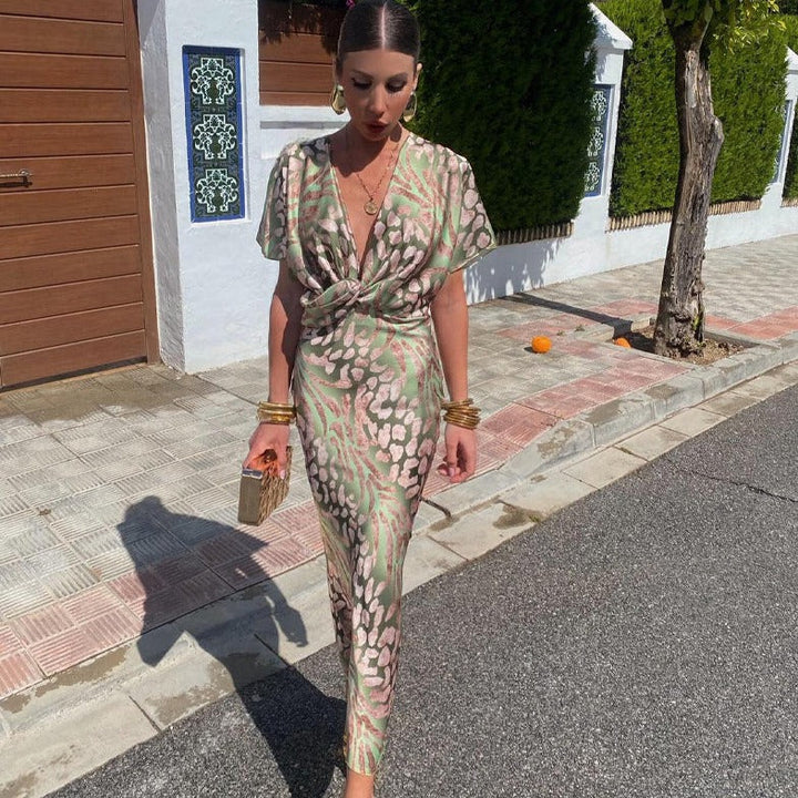 Nela – Elegancka maxi sukienka z plisowanym detalem