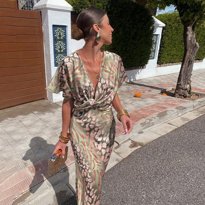 Nela – Elegancka maxi sukienka z plisowanym detalem
