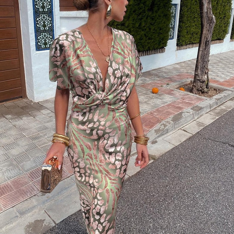Nela – Elegancka maxi sukienka z plisowanym detalem